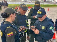 PRF realiza ação de fiscalização com a participação de 50 agentes da Polícia Nacional da Colômbia, em Palhoça (SC)