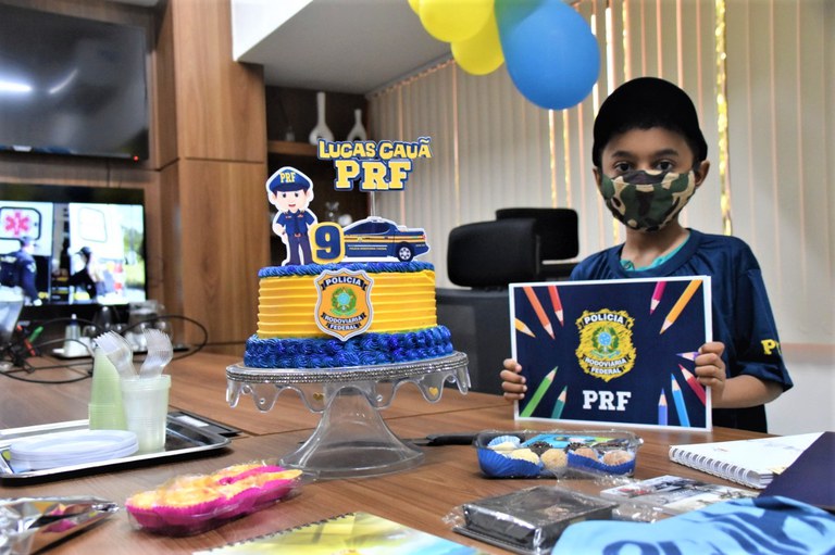 Garoto fã da PRF ganha festa surpresa em seu aniversário de 9 anos