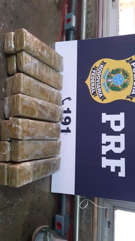 Grávida de 4 meses, jovem é detida por tráfico de drogas na BR 060