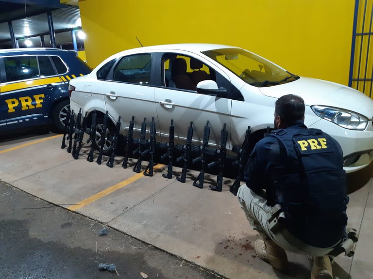 PRF apreende 17 fuzis americanos na BR 153