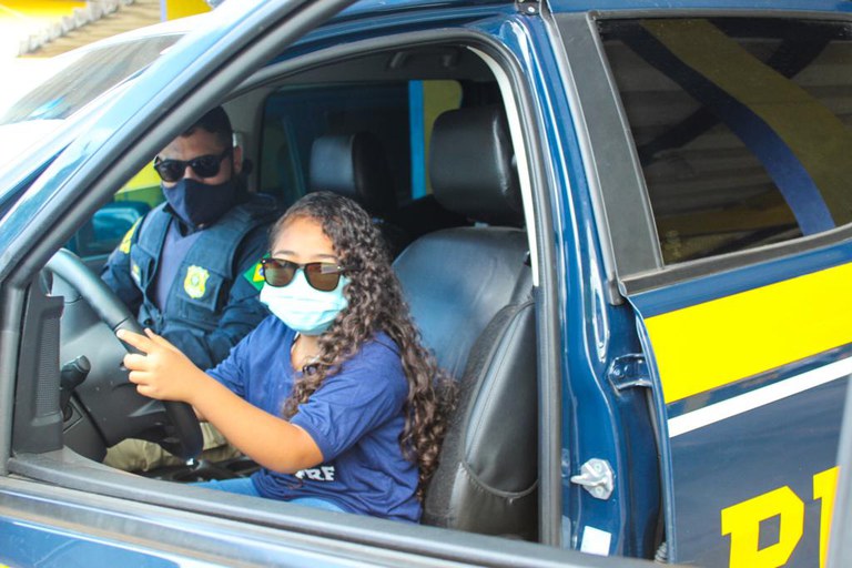 PRF na Bahia realiza sonho de Natal e presenteia uma menina que deseja ser policial