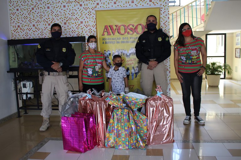 PRF/SE realiza entrega de brinquedos a crianças e adolescentes atendidos pela AVOSOS