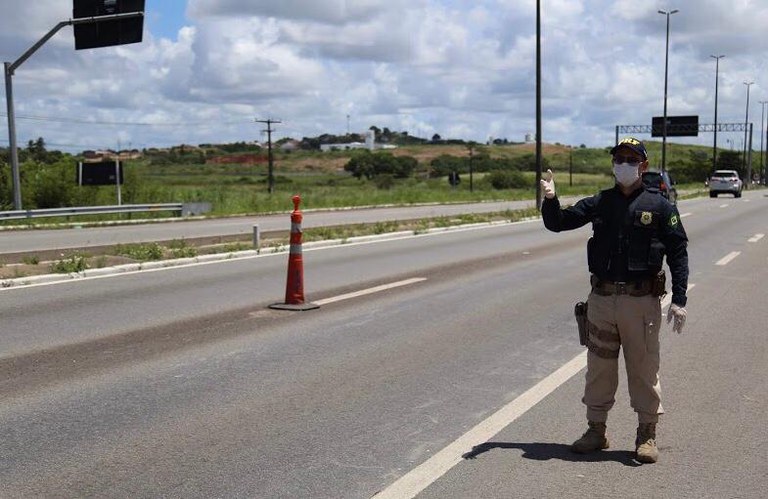 Areia Branca: PRF flagra adolescente pilotando ciclomotor na BR-235