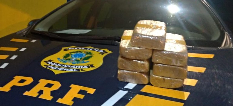 PRF apreende 7Kg de cocaína com passageiro de ônibus em Coxim (MS)