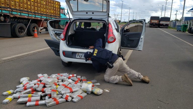 PRF prende mulher transportando 84kg de maconha no Engenho das Lajes (DF)
