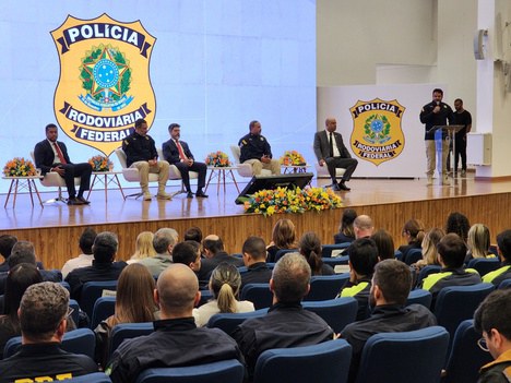 PRF debate segurança do transporte rodoviário de cargas e de passageiros durante fórum em Brasília