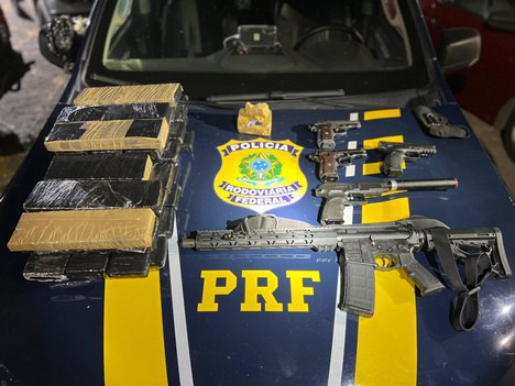 PRF apreende arsenal, drogas e fuzil durante abordagem em Serra