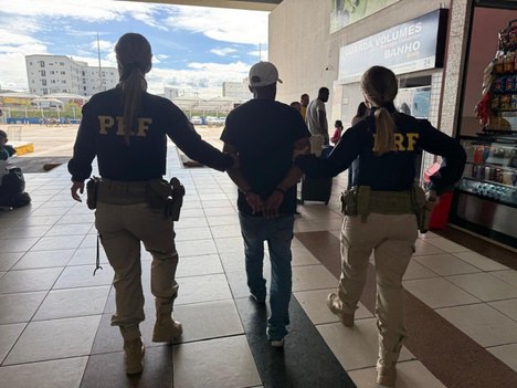 Operação Rosas de Aço: homem tenta tomar arma de policial durante ação da PRF na Rodoviária de Goiânia