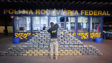 PRF apreende cerca de meia tonelada de skunk em fundo falso de caminhão na BR-364 em Rondonópolis