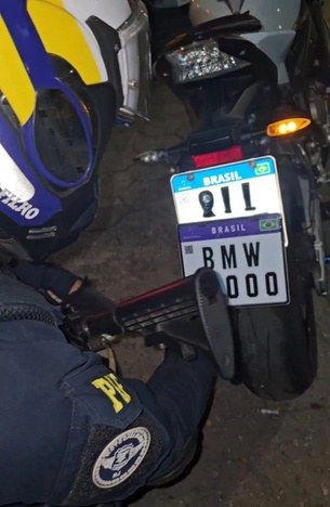 Homens conduzindo motos esportivas são presos durante a madrugada na BR-101 em Palhoça