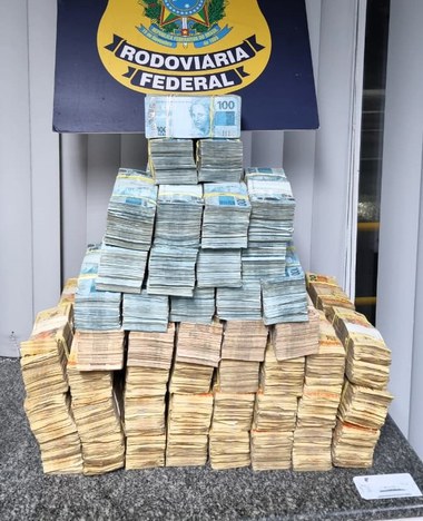 PRF apreende R$ 2 milhões em espécie escondidos em carro na BR-101