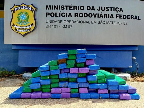 PRF apreende cerca de 100 kg de maconha após perseguição e abandono de caminhonete em São Mateus