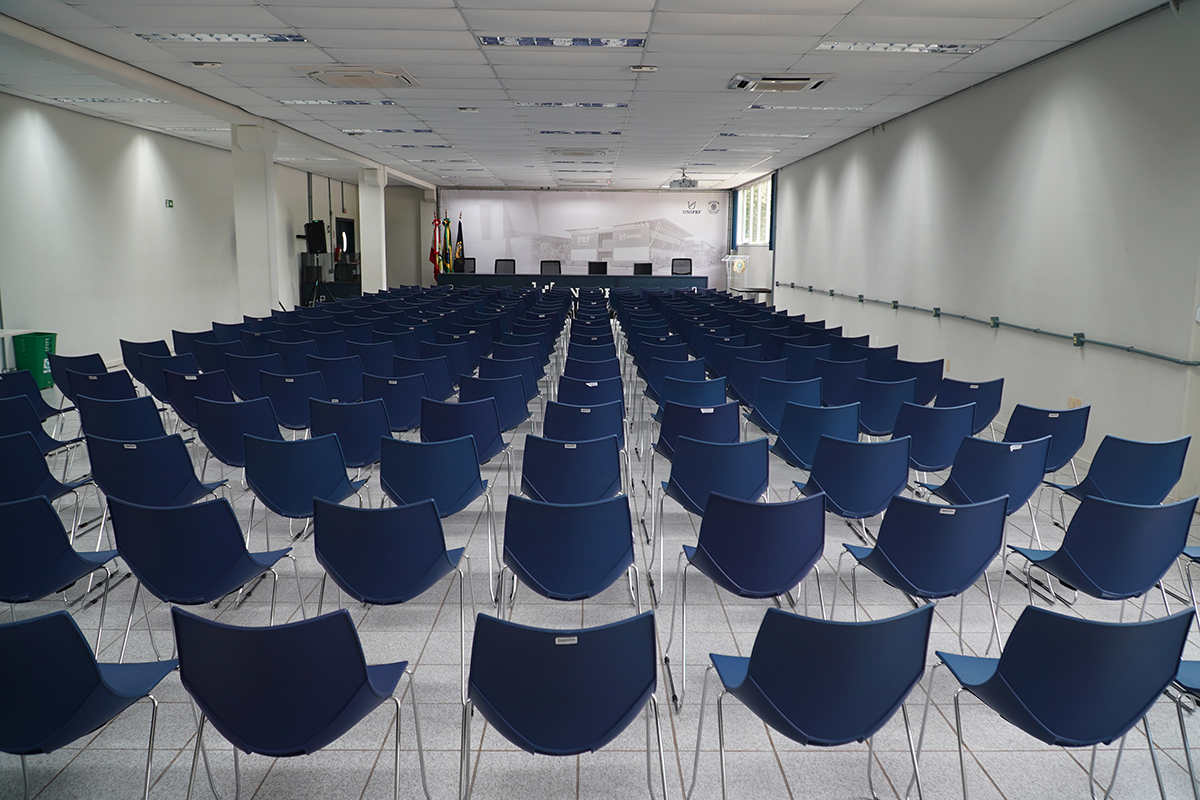 Auditório Multiuso para 180 pessoas sentadas, utilizado para aulas magnas, briefings, debriefings e reuniões.