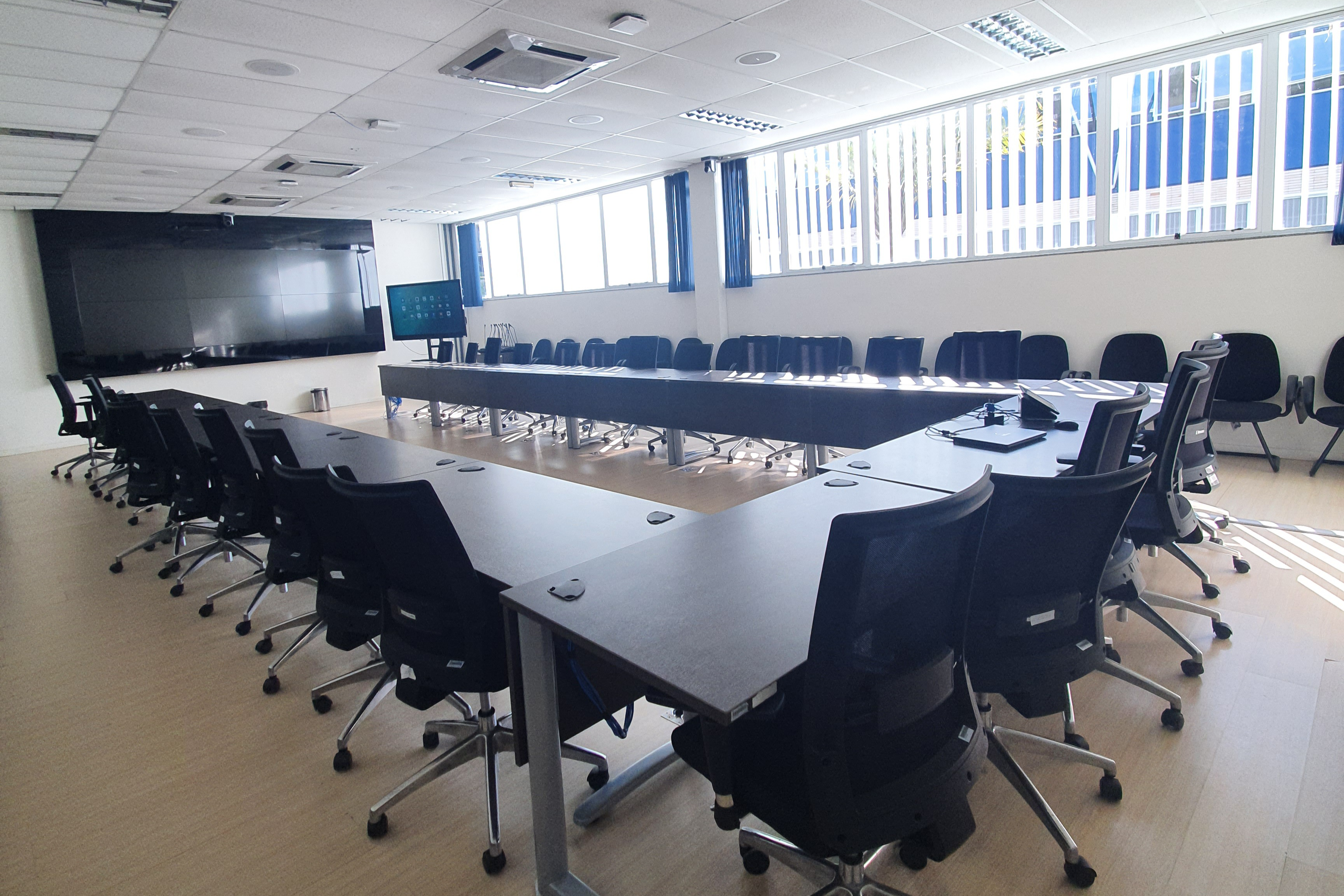 Salão Nobre para reuniões de até 50 pessoas presencialmente e com mais pessoas à distância.