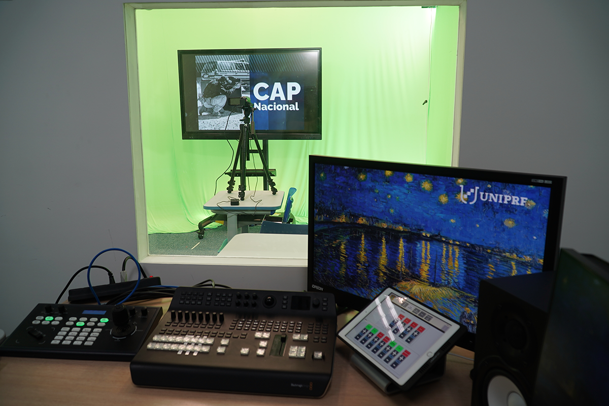 Estúdio com ilha de edição para gravação e transmissão de aulas no formato EAD.