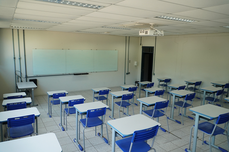 31 Salas de Aula climatizadas com capacidade para até 40 alunos cada, com projetor e sistema de som.