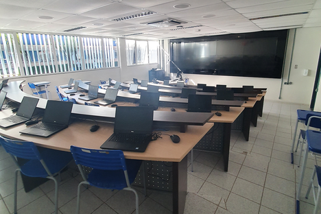 04 Laboratórios equipados com notebooks de última geração e videowalls interativos.