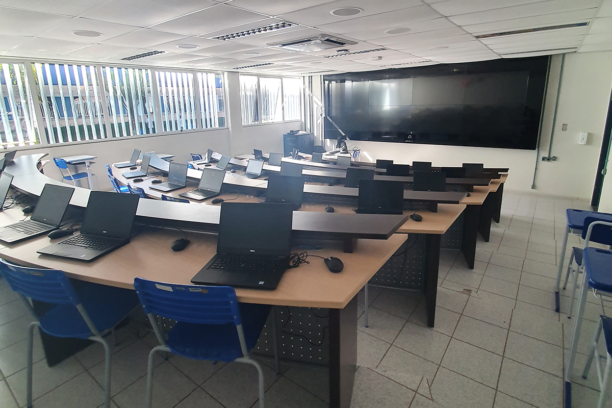 04 Laboratórios equipados com notebooks de última geração e videowalls interativos.
