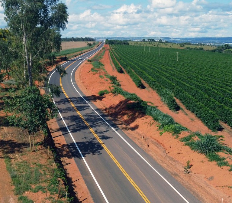 Estrada da Serrinha vai ampliar escoamento da produção da região, como de milho, e trará segurança para a população da cidade