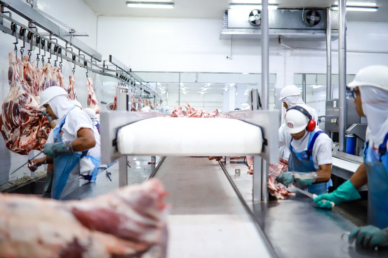 Portaria define medidas de controle e proteção aos trabalhadores de frigoríficos e indústrias de laticínios