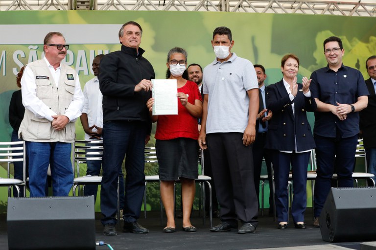 Presidente Jair Bolsonaro entrega títulos de terra a produtores rurais de São Paulo