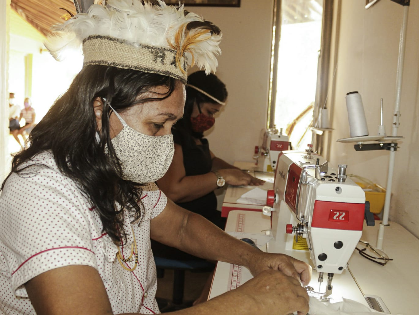 Costureiras indígenas produzem máscaras de proteção contra a Covid-19