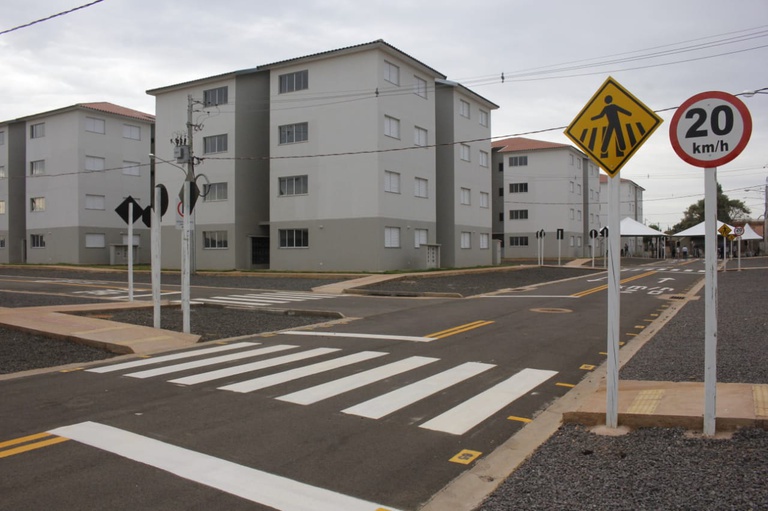 Mais de 700 pessoas de baixa renda recebem a casa própria em Campo Grande (MS)
