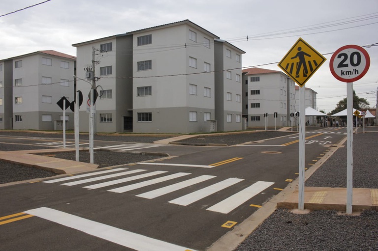 Mais de 700 pessoas de baixa renda recebem a casa própria em Campo Grande (MS)