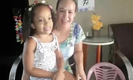 Dayanne Almeida dos Reis e sua filha Amanda que vivem em São Mateus (ES). Créditos: EBC