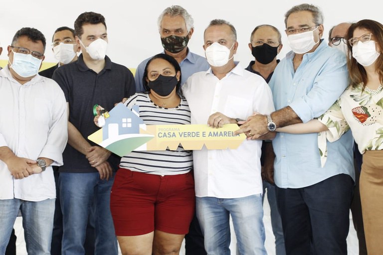 Famílias de baixa renda recebem 224 moradias em Natal (RN)