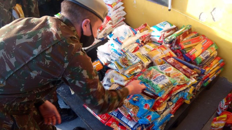 Militares realizam arrecadação e entrega de alimentos e agasalhos