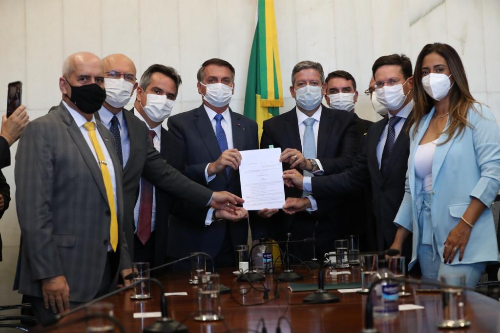 Presidente Jair Bolsonaro entrega ao Congresso Nacional medida provisória que cria o Programa Auxílio Brasil