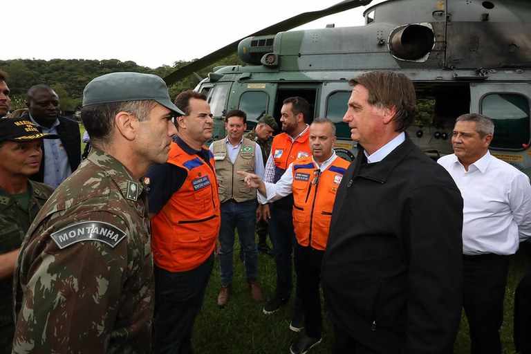 Presidente Jair Bolsonaro sobrevoa Petrópolis (RJ), região que teve áreas destruídas por chuvas