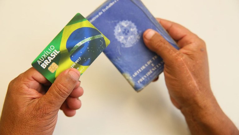 Empréstimo consignado para beneficiários do Auxílio Brasil já está disponível