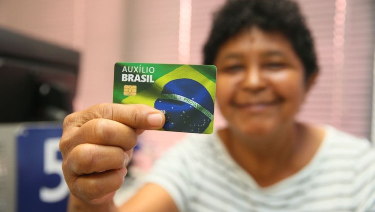 Mulheres são responsáveis familiares em 81,5% dos lares que recebem Auxílio Brasil