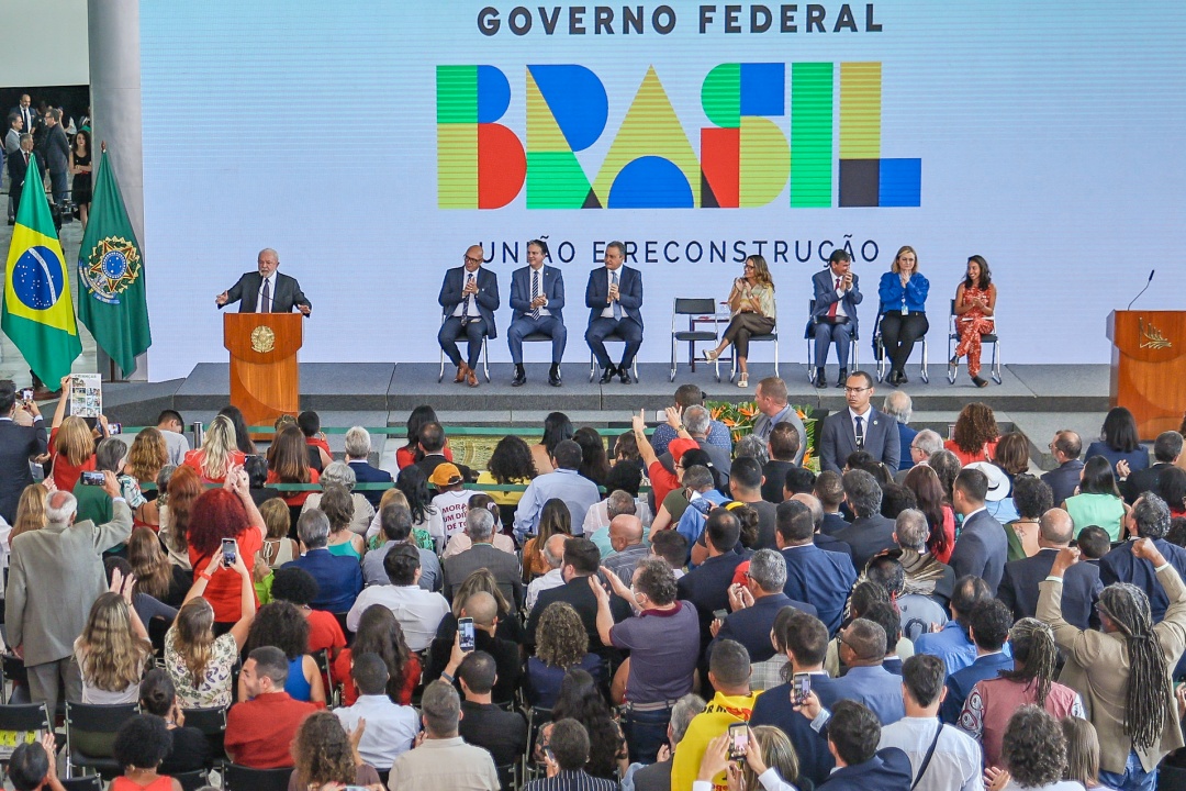 O Bolsa Fam&iacute;lia &eacute; um programa da sociedade brasileira, diz Lula
