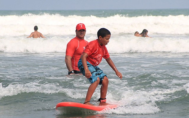Projeto de surfe pretende democratizar modalidade para 36 mil pessoas