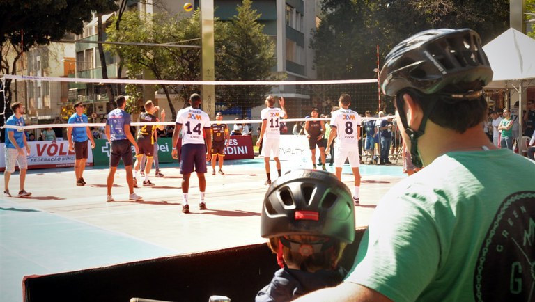 Projeto levará vôlei para praças públicas