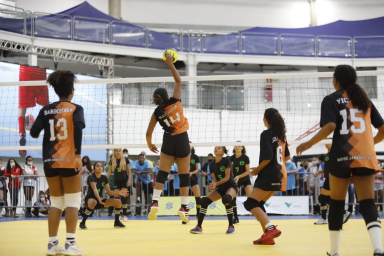 Vôlei tem semifinais definidas enquanto natação e atletismo encerram participação nos jogos escolares
