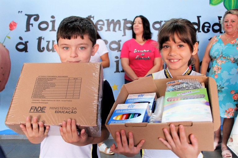 Estudantes de escolas públicas vão receber três milhões de kits escolares