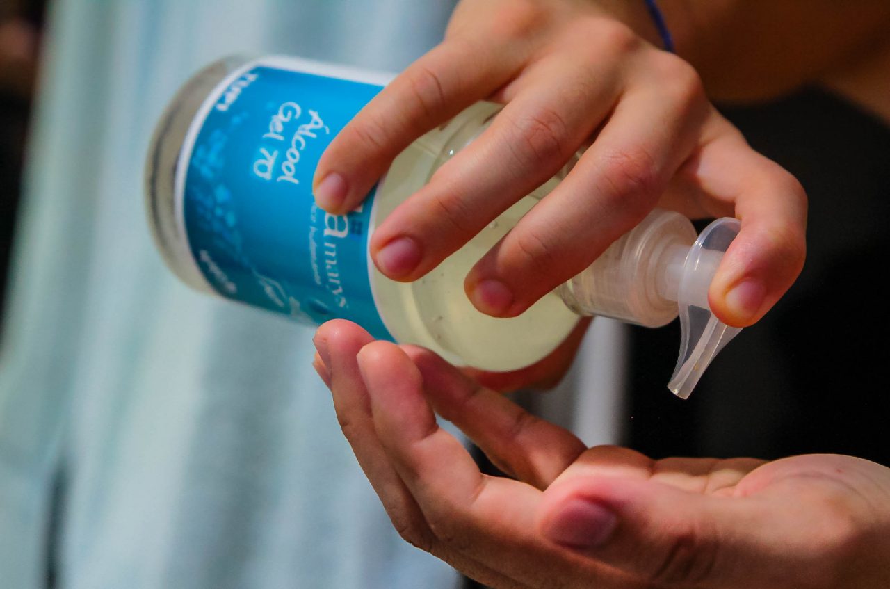 Estudantes e servidores apresentam projeto de produção de álcool em gel 70%