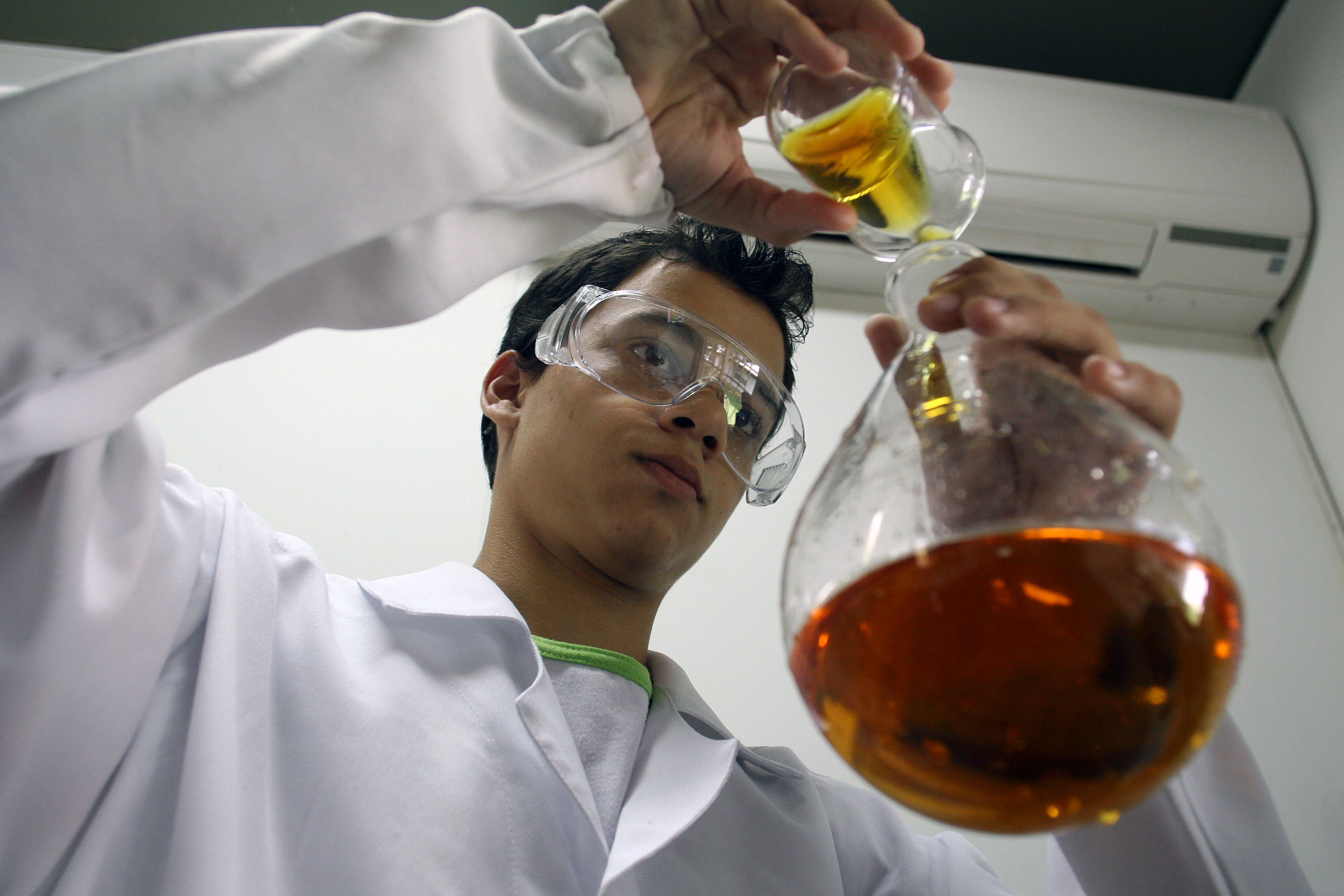 Capes investe em bolsas para auxiliar no combate ao novo coronavírus