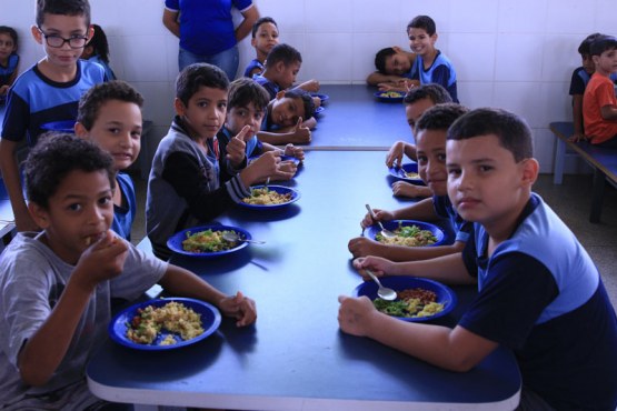 Educação antecipa repasse de R$ 364 milhões de programa de alimentação escolar