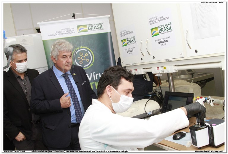 Ministro Marcos Pontes acompanha trabalho dos cientistas no INTC TeraNano, em Uberlândia, Minas Gerais.