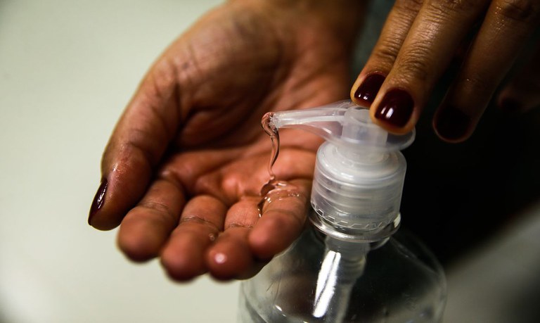 Recursos do MEC garantem produção de álcool em gel e álcool glicerinado na UFMG