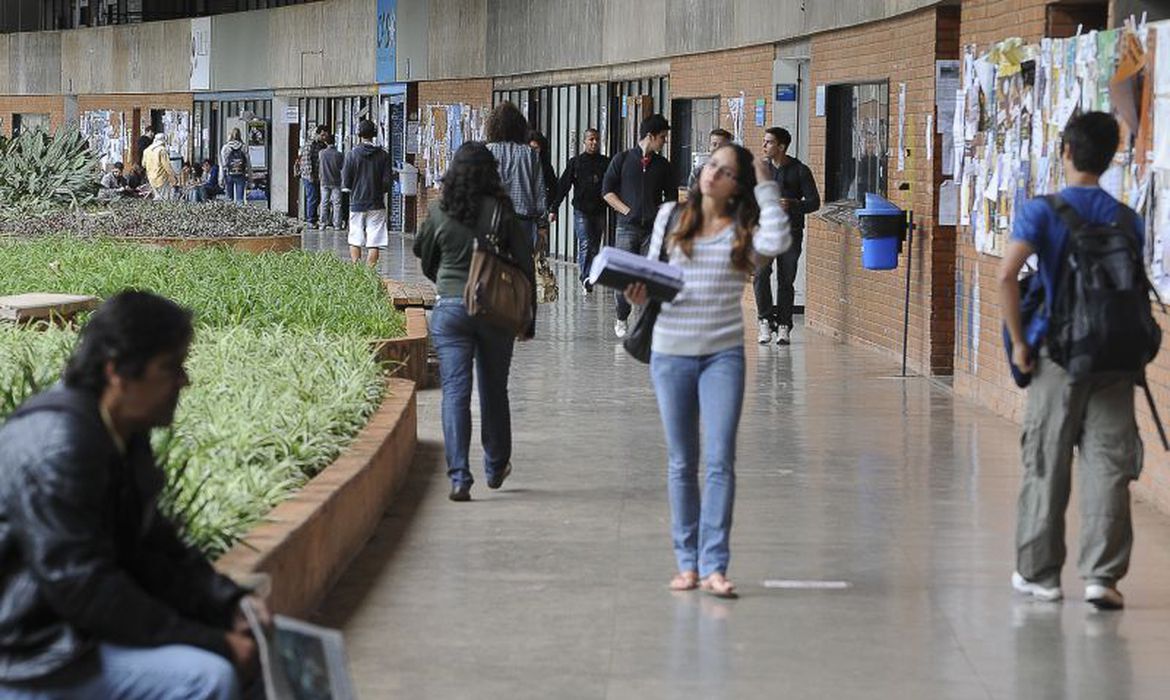 Fies: estudantes podem solicitar suspensão do pagamento de parcelas