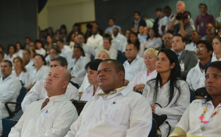 Médicos formados no exterior têm até 2 de outubro para se inscrever no Revalida
