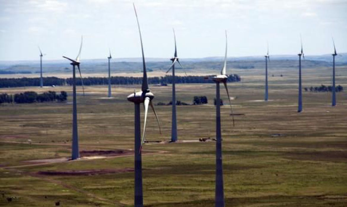 MEC institucionaliza programa de eficiência energética