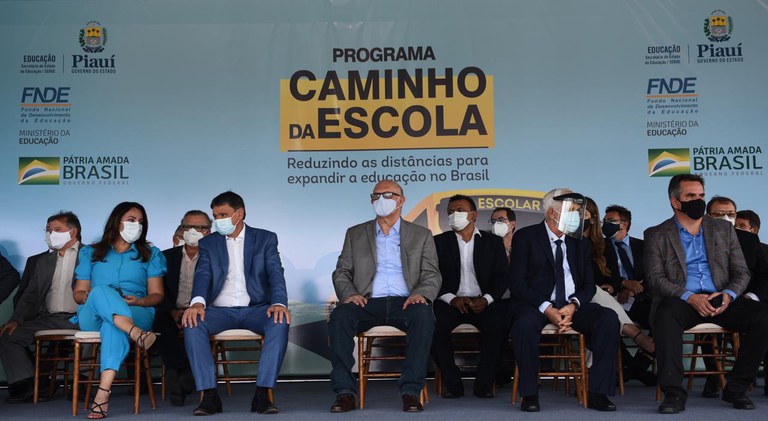 32 ônibus são entregues no Piauí