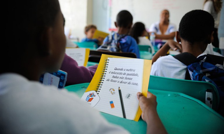 In, on e at: aprenda a usá-los - Brasil Escola